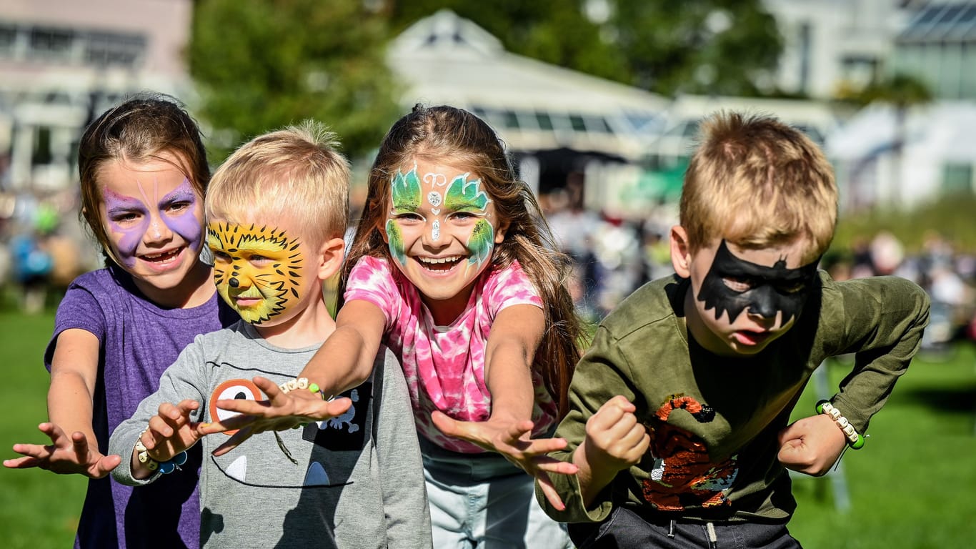 Bunt geschminkte Kinder (Symbolbild): Ein Fest für die Kleinsten findet am Freitag im Rheinauhafen statt.