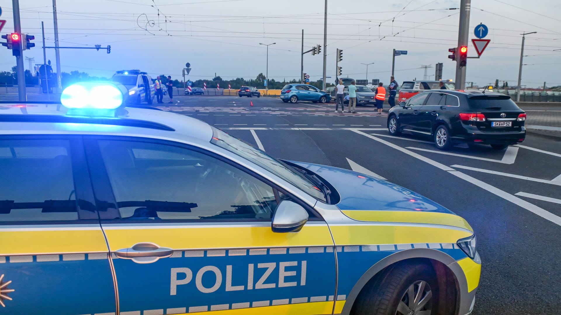Unfall (Symbolfoto): In Düsseldorf krachte das Auto einer Toyota-Fahrerin gegen mehrere Bäume.