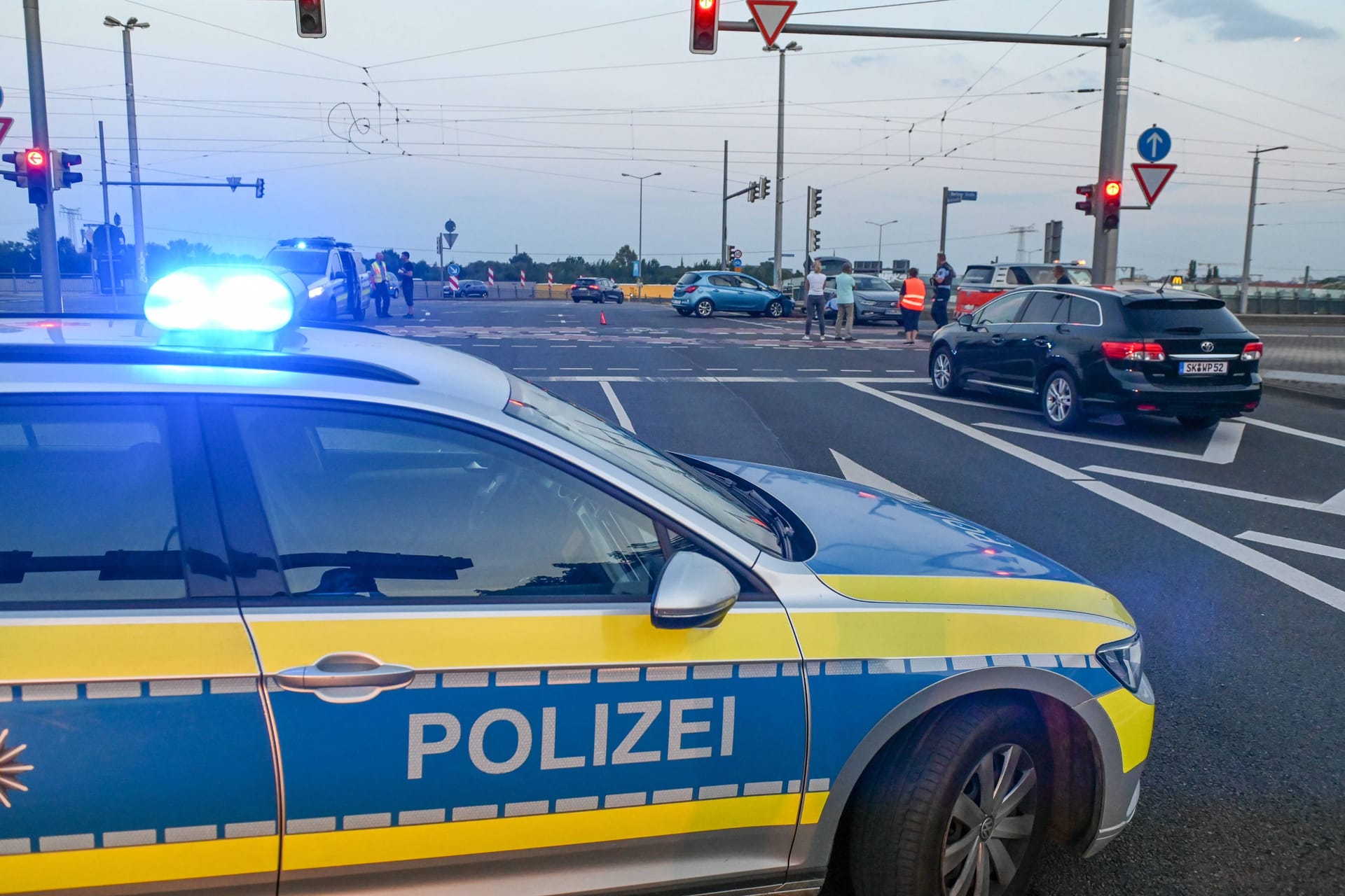 Unfall (Symbolfoto): In Düsseldorf krachte das Auto einer Toyota-Fahrerin gegen mehrere Bäume. Unfall (Symbolfoto): In Düsseldorf krachte das Auto einer Toyota-Fahrerin gegen mehrere Bäume.
