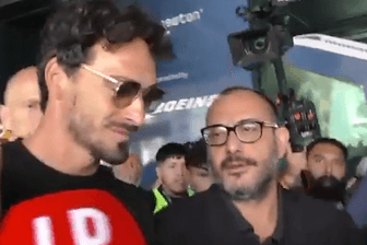 Fußballstar Hummels am Flughafen von Fans belagert