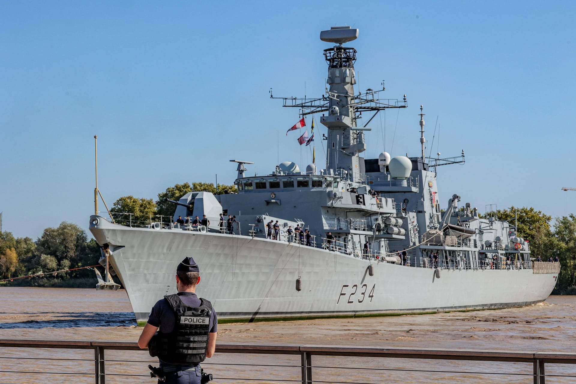 Die "HMS Iron Duke" in Bordeaux (Archivbild): Etwas verspätet erreicht das Schiff am Samstag Hamburg.