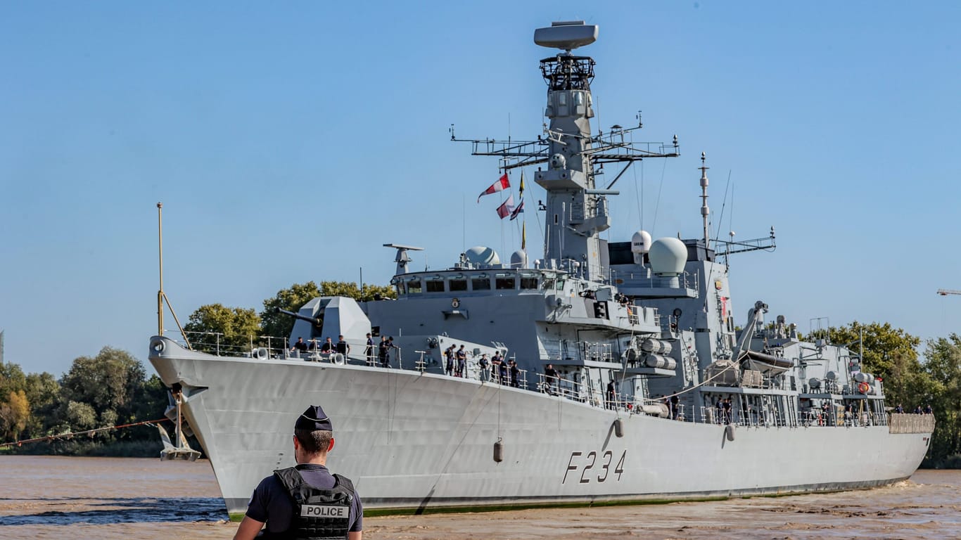 Die "HMS Iron Duke" in Bordeaux (Archivbild): Etwas verspätet erreicht das Schiff am Samstag Hamburg.