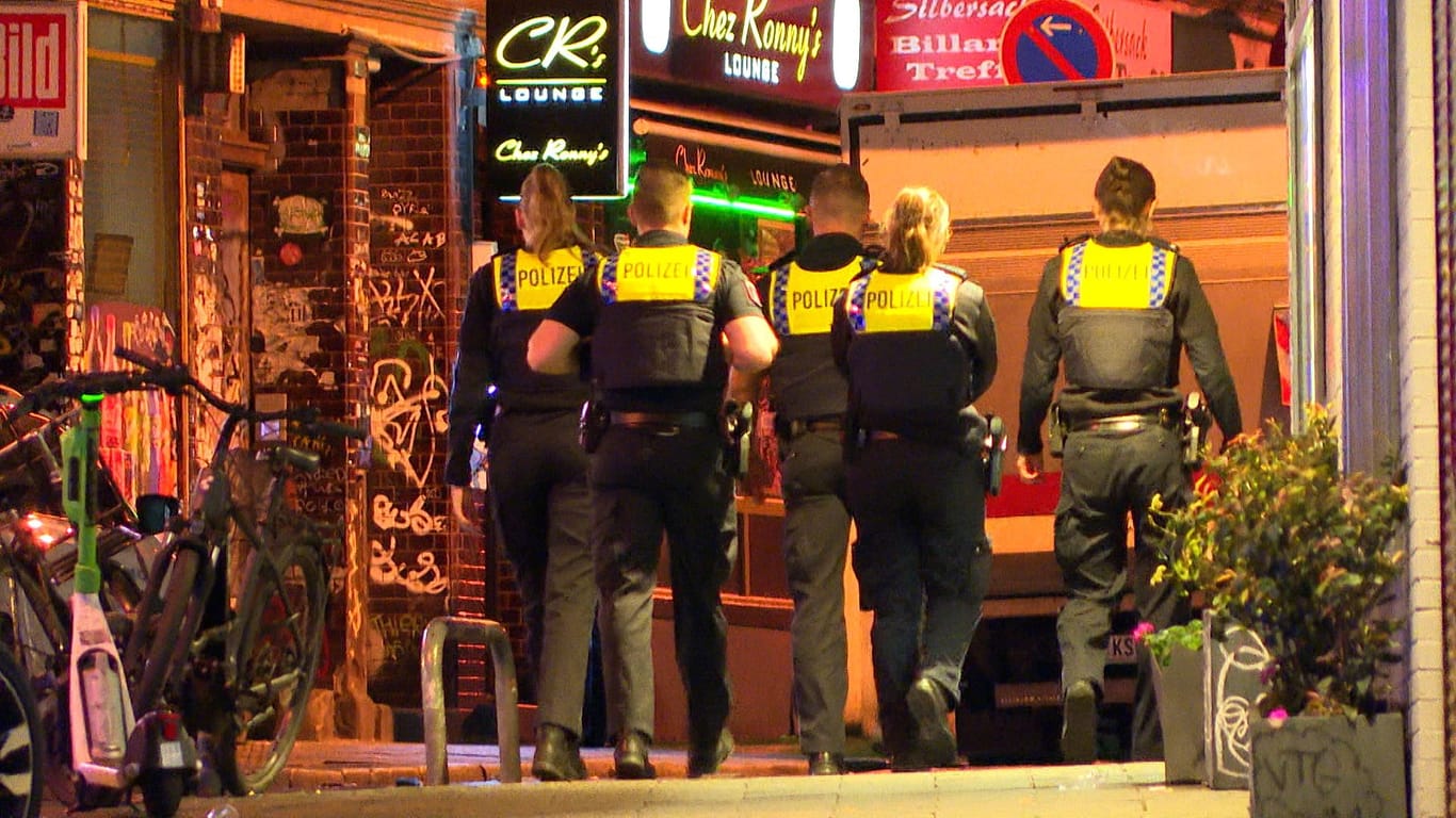 Polizisten auf der Hamburger Reeperbahn: Wo genau sich die Tat ereignet hat, ist noch unklar.