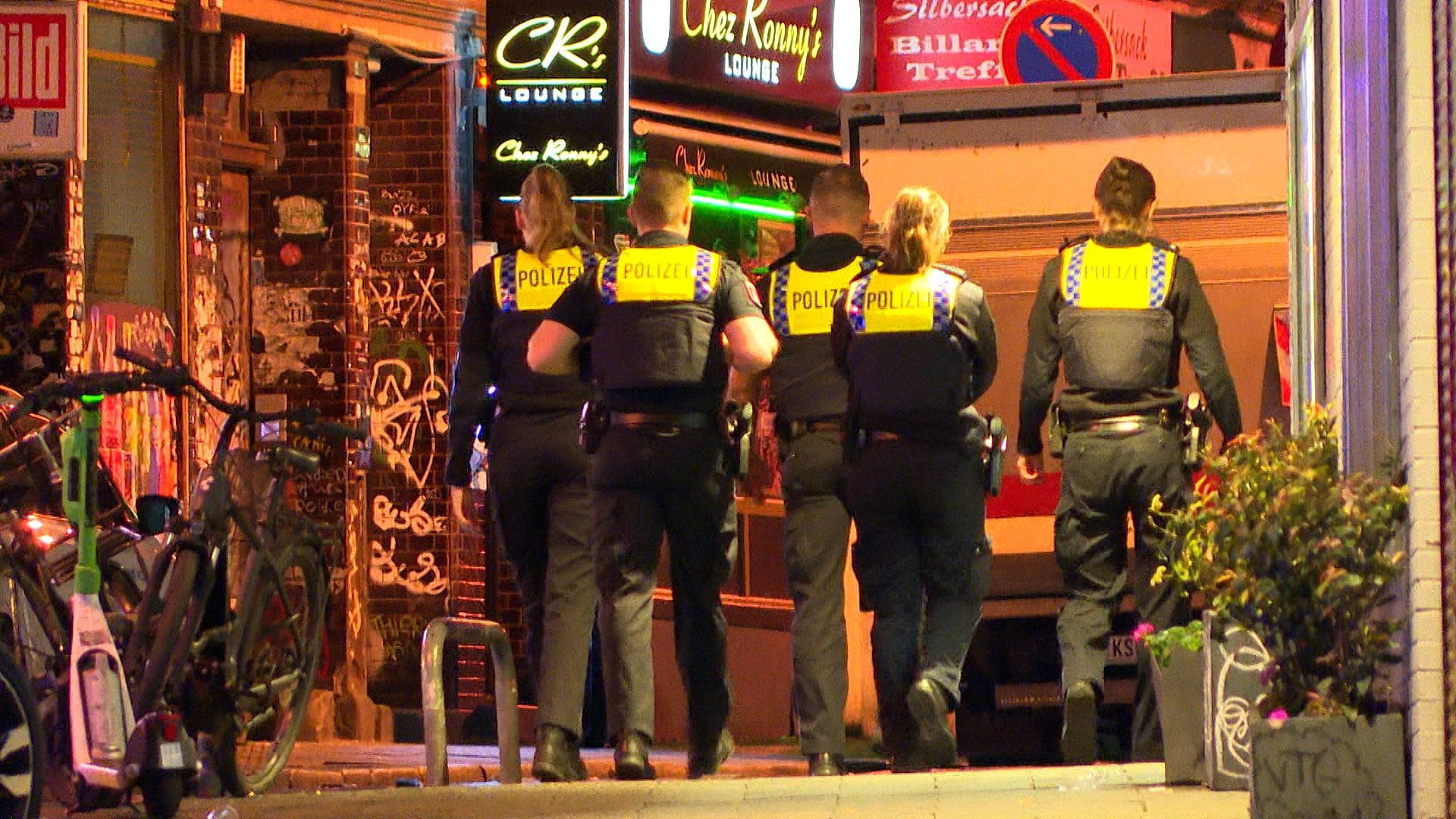 Polizisten auf der Hamburger Reeperbahn: Wo genau sich die Tat ereignet hat, ist noch unklar.