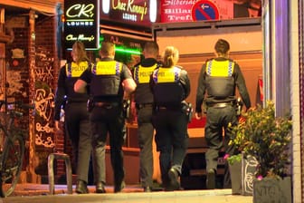 Polizisten auf der Hamburger Reeperbahn: Wo genau sich die Tat ereignet hat, ist noch unklar.