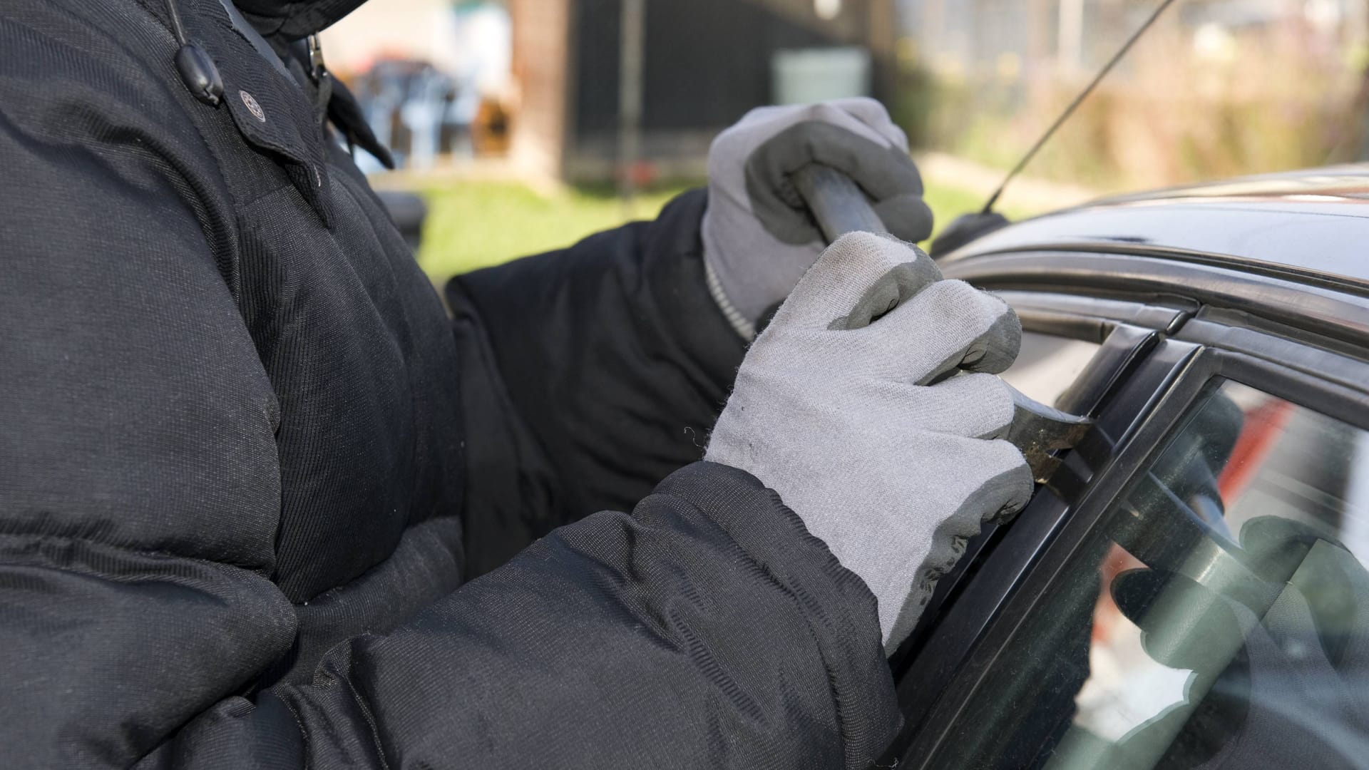 Eine Person versucht ein Auto aufzubrechen (Archivbild): In Essen geriet Polizisten ein Autoaufbrecher ins Netz.