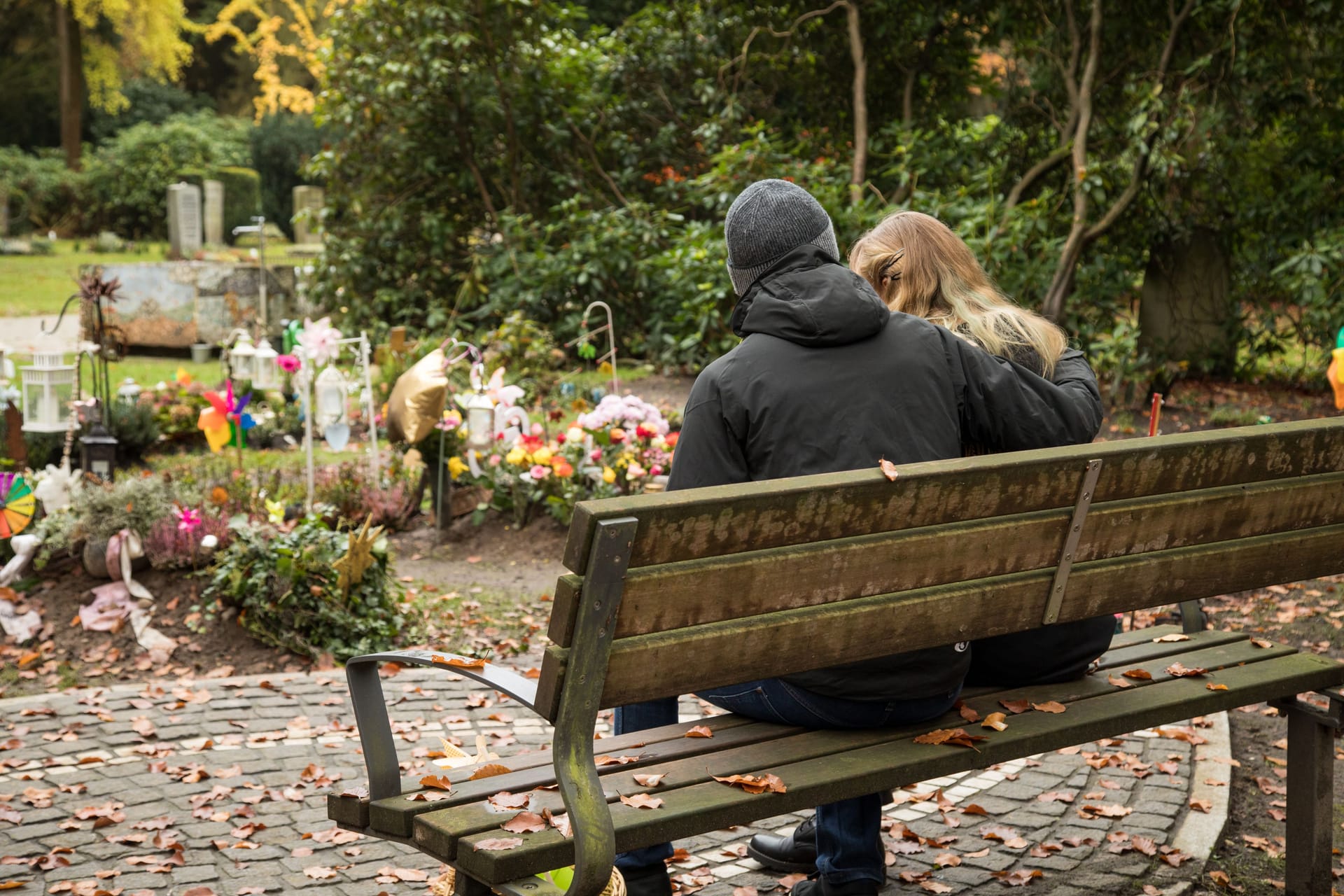 Zwei Menschen trauern auf einem Friedhof (Symbolbild): Der 34-Jährige hinterlässt seine Frau und sechs Kinder.