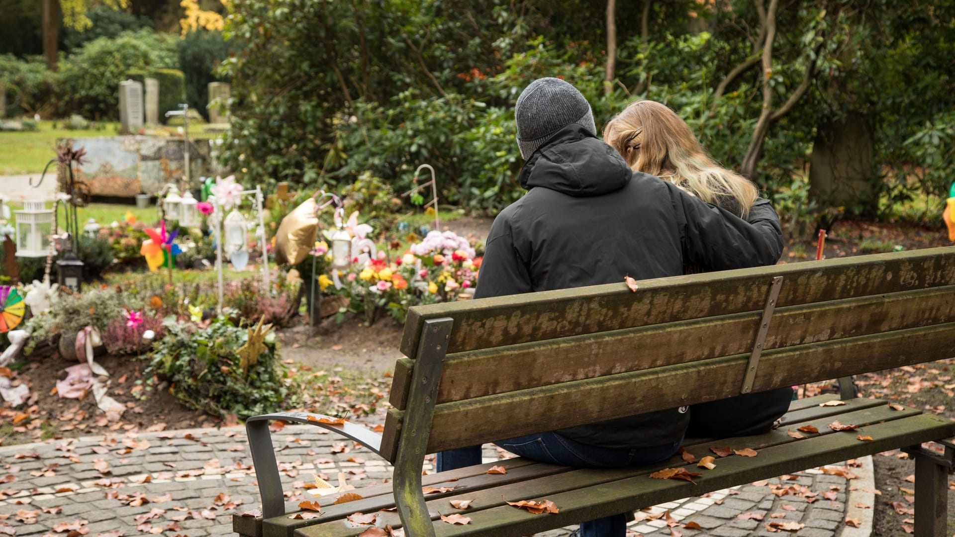 Zwei Menschen trauern auf einem Friedhof (Symbolbild): Der 34-Jährige hinterlässt seine Frau und sechs Kinder.