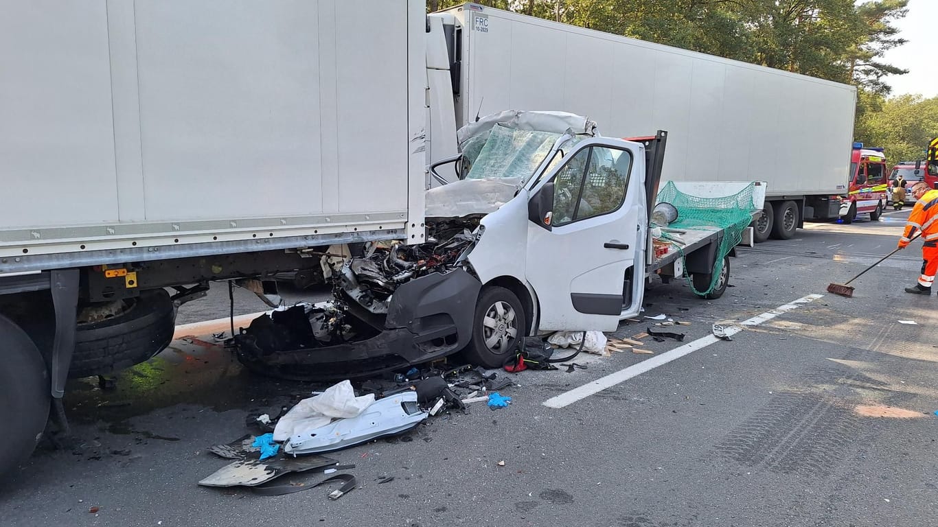 Schwerer Unfall auf der A27: Der Kleintransporter fuhr unter den Lkw.