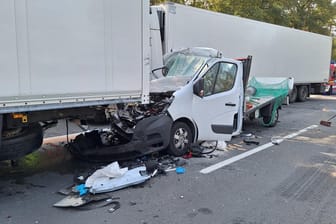 Schwerer Unfall auf der A27: Der Kleintransporter fuhr unter den Lkw.