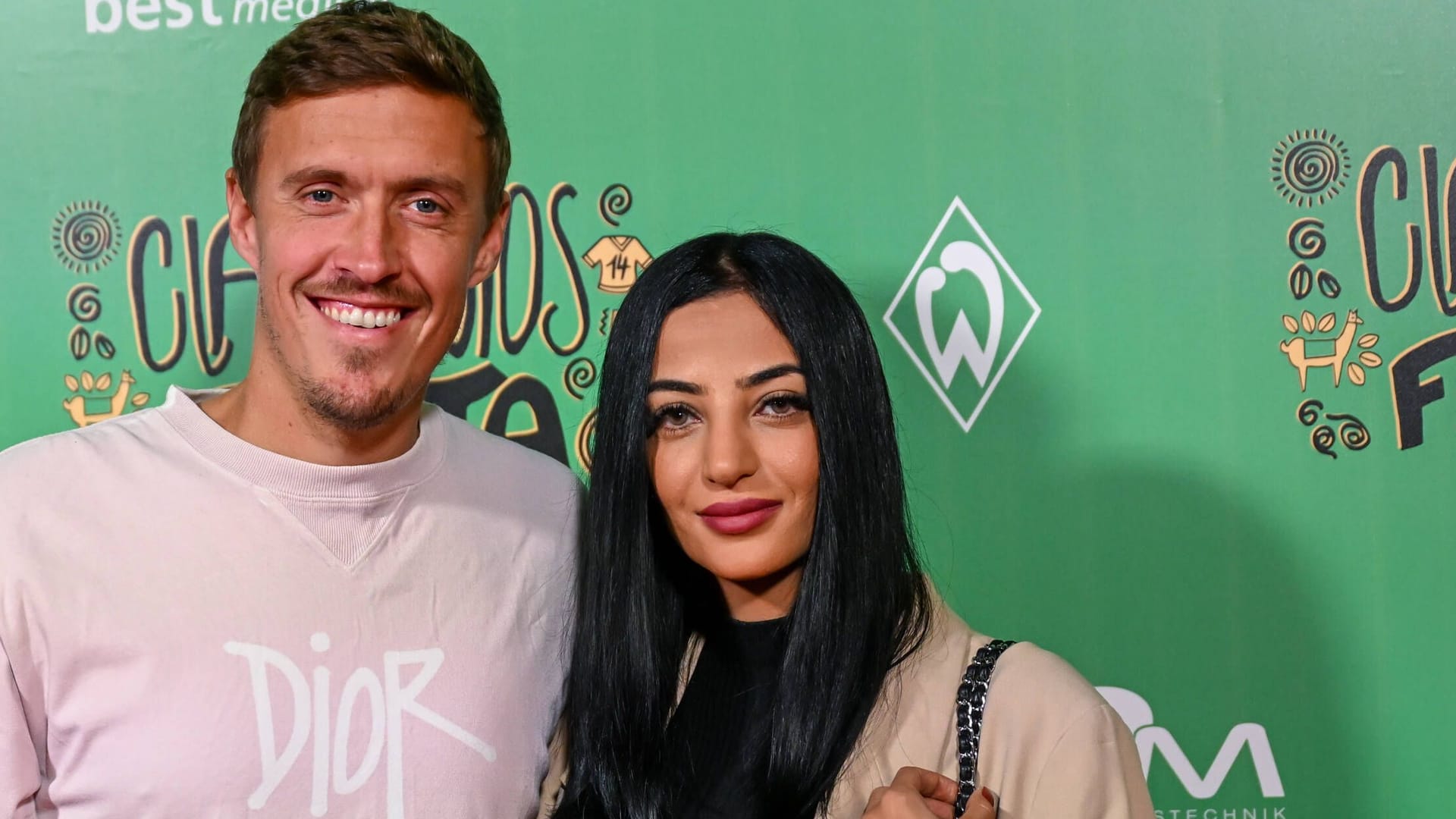 GER, Parkhotel, Bremen, GER, Ciao Pizarro - Roter Teppich Parkhotel / 24.09.2022, Wohninvest Weserstadion, Bremen , GER, Parkhotel, Bremen, GER, Ciao Pizarro - Roter Teppich Parkhotel im Bild / picture shows Max Kruse mit Ehefrau Dilara