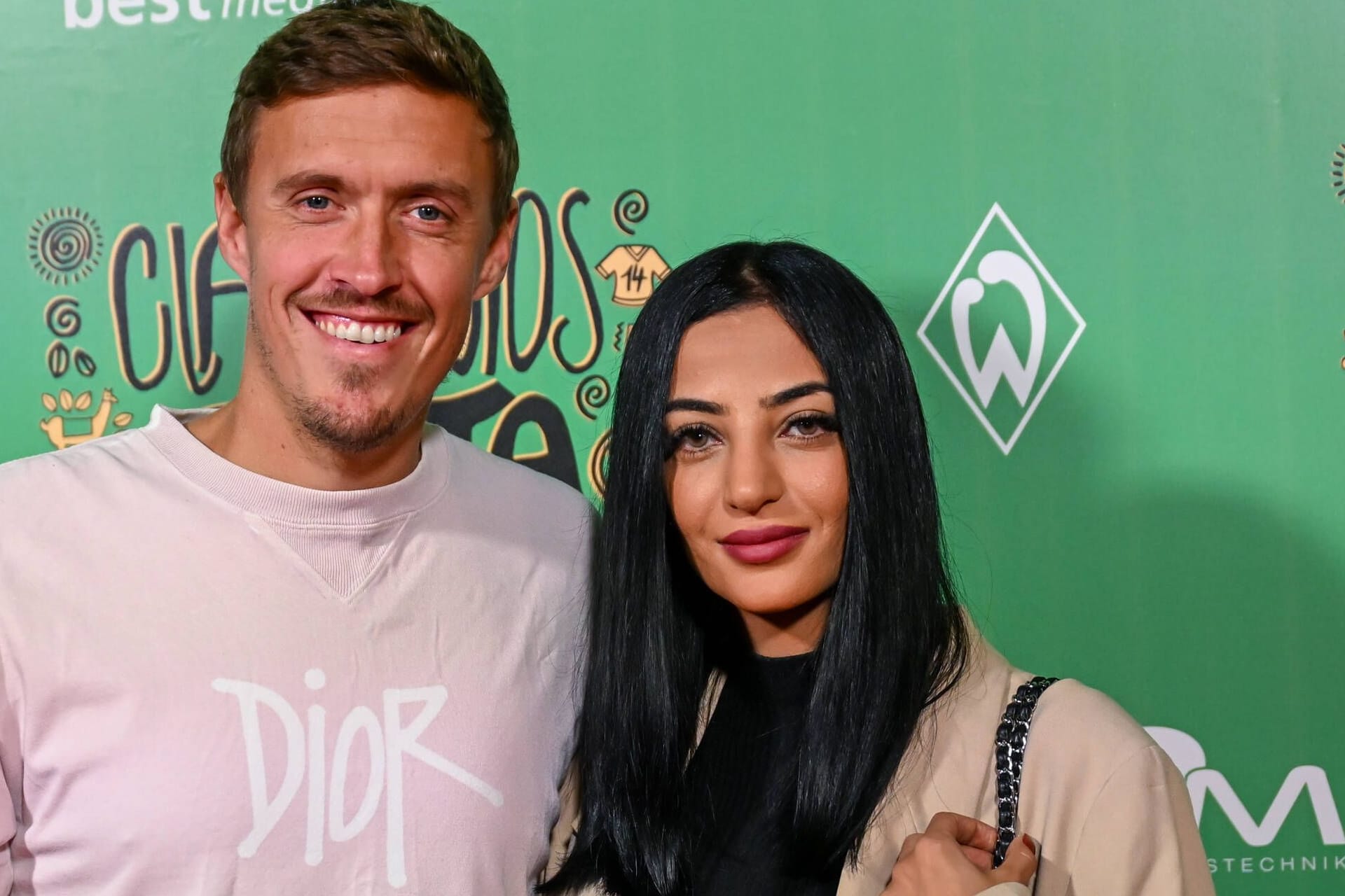 GER, Parkhotel, Bremen, GER, Ciao Pizarro - Roter Teppich Parkhotel / 24.09.2022, Wohninvest Weserstadion, Bremen , GER, Parkhotel, Bremen, GER, Ciao Pizarro - Roter Teppich Parkhotel im Bild / picture shows Max Kruse mit Ehefrau Dilara