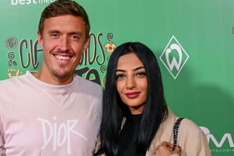 GER, Parkhotel, Bremen, GER, Ciao Pizarro - Roter Teppich Parkhotel / 24.09.2022, Wohninvest Weserstadion, Bremen , GER, Parkhotel, Bremen, GER, Ciao Pizarro - Roter Teppich Parkhotel im Bild / picture shows Max Kruse mit Ehefrau Dilara