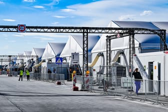 Flüchtlingszentrum Tegel (Archivbild): Am Mittwoch zündet ein Mann in der Notunterkunft in Tegel eine Gardine an.