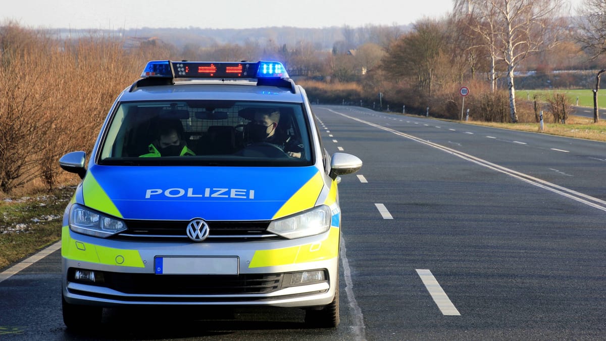 Sehnde-28-J-hriger-prallt-auf-K-147-mit-Auto-gegen-Baum-Lebensgefahr