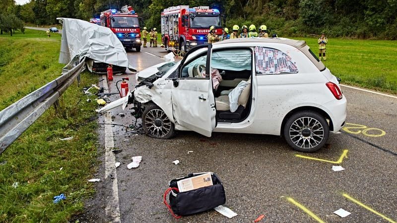 Die Unfallstelle: Nach einem Frontalzusammenstoß stehen die Unfallfahrzeuge auf einer Landesstraße.