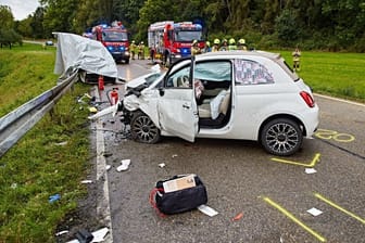 Die Unfallstelle: Nach einem Frontalzusammenstoß stehen die Unfallfahrzeuge auf einer Landesstraße.