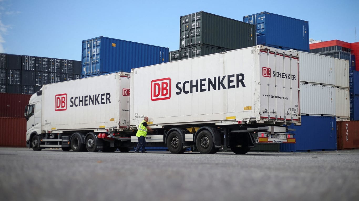 Ein Lastwagen von DB Schenker (Archivbild): Das Unternehmen betreibt auch einen Standort im Nürnberger Hafen.