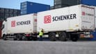 Ein Lastwagen von DB Schenker (Archivbild): Das Unternehmen betreibt auch einen Standort im Nürnberger Hafen.