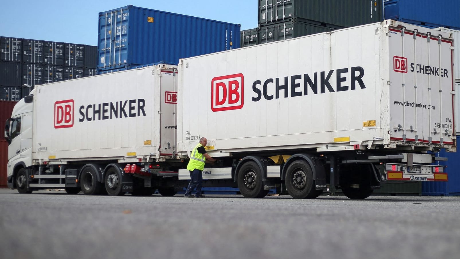 Ein Lastwagen von DB Schenker (Archivbild): Das Unternehmen betreibt auch einen Standort im Nürnberger Hafen.