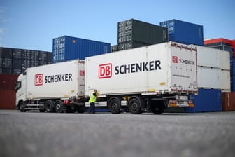 Ein Lastwagen von DB Schenker (Archivbild): Das Unternehmen betreibt auch einen Standort im Nürnberger Hafen.