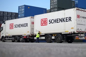 Ein Lastwagen von DB Schenker (Archivbild): Das Unternehmen betreibt auch einen Standort im Nürnberger Hafen.