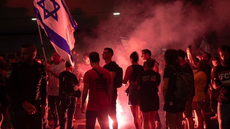 Tel Aviv: Menschen verbrennen Gegenstände bei einer der größten Protestaktionen der letzten Jahre.