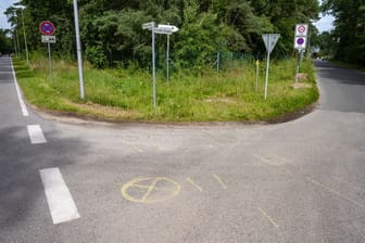 Blick auf den Unfallort in Prora: Die Polizei hat offenbar das Auto gefunden und den Fahrer identifiziert.