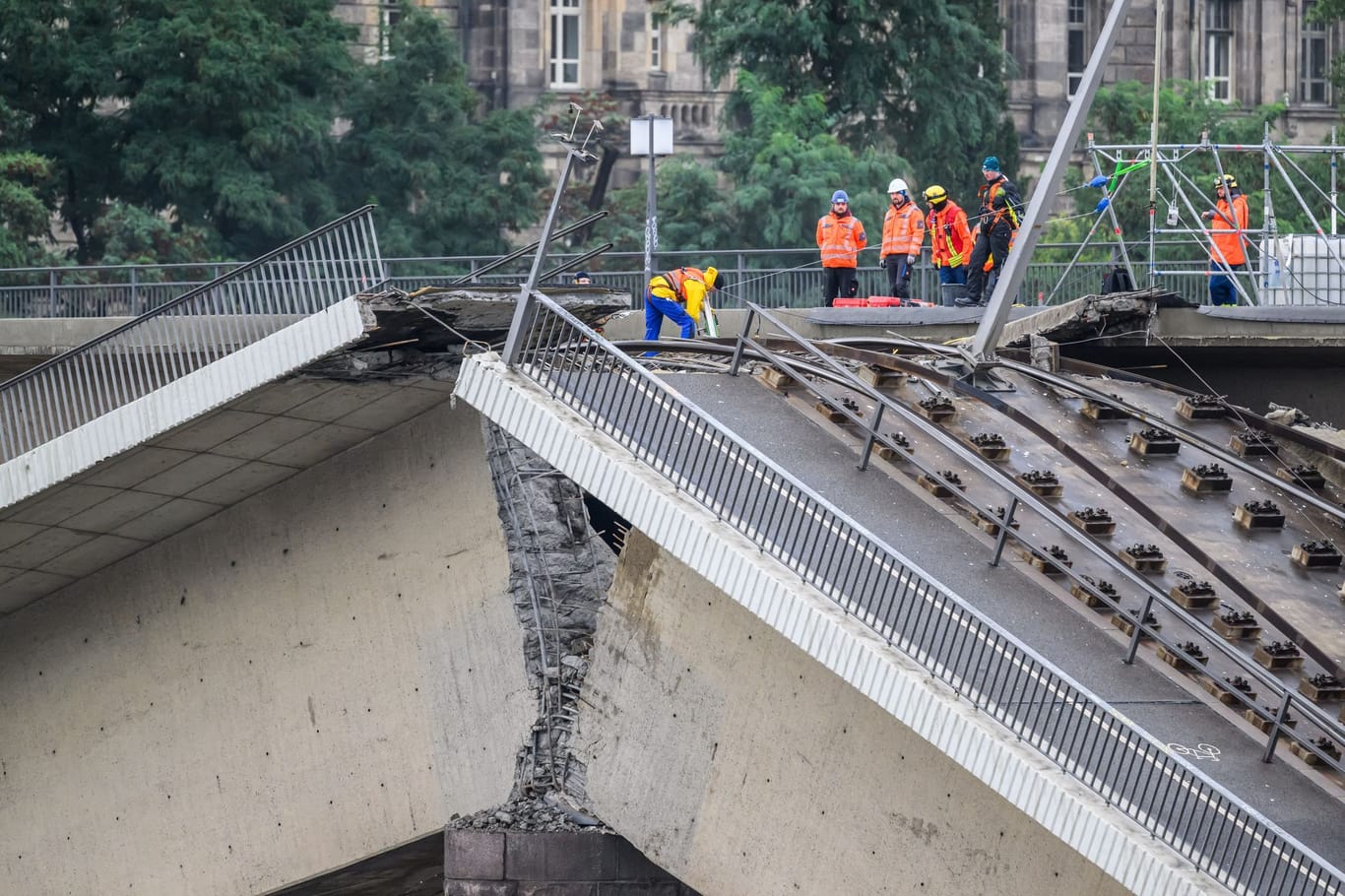 14.09.2024, Sachsen, Dresden: Fachleute begutachten eine Bruchstelle an der eingestürzten Carolabrücke. Die Abriss- und Räumarbeiten nach dem Teileinsturz der Carolabrücke in Dresden kommen gut voran.