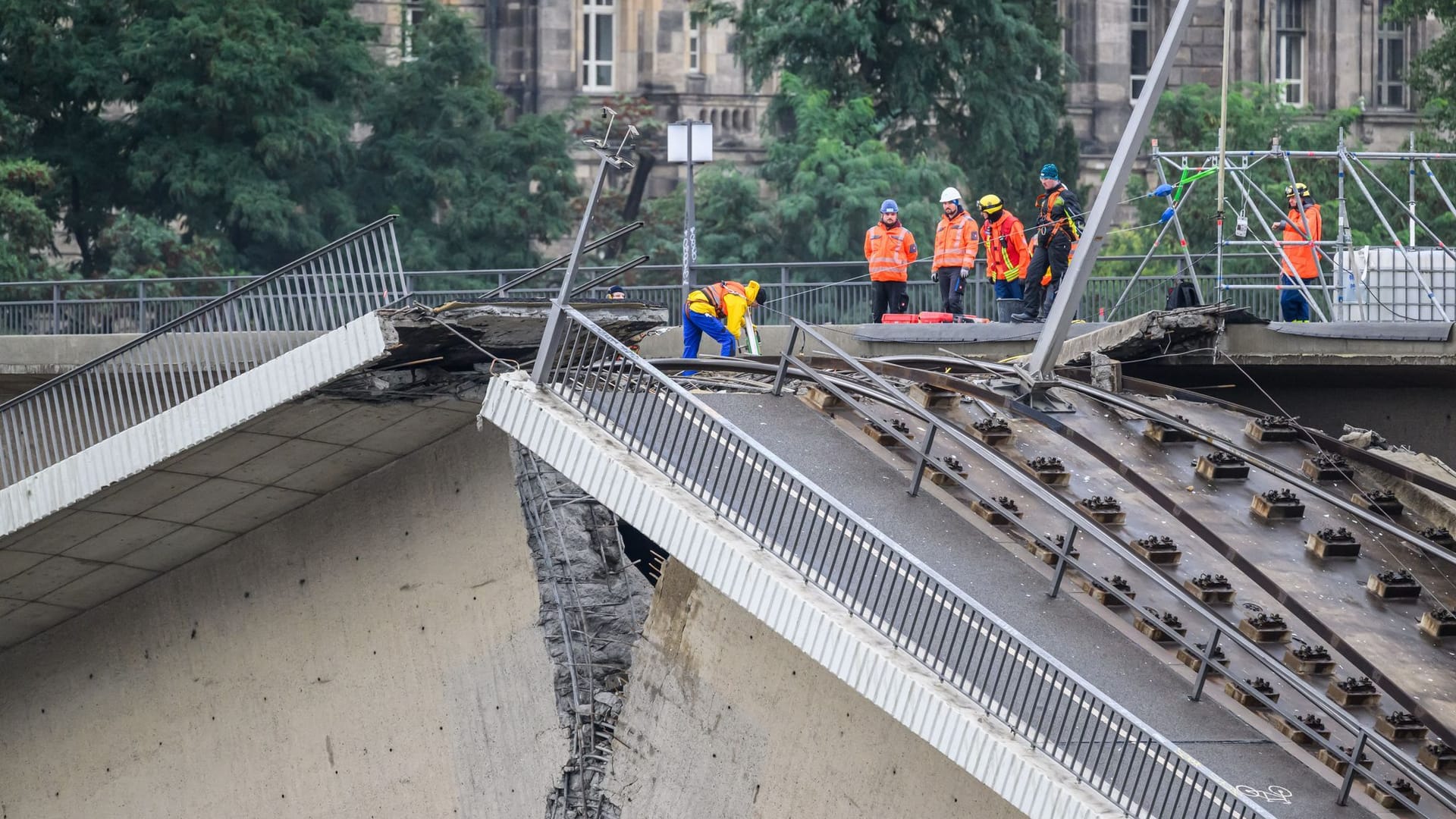 14.09.2024, Sachsen, Dresden: Fachleute begutachten eine Bruchstelle an der eingestürzten Carolabrücke. Die Abriss- und Räumarbeiten nach dem Teileinsturz der Carolabrücke in Dresden kommen gut voran.