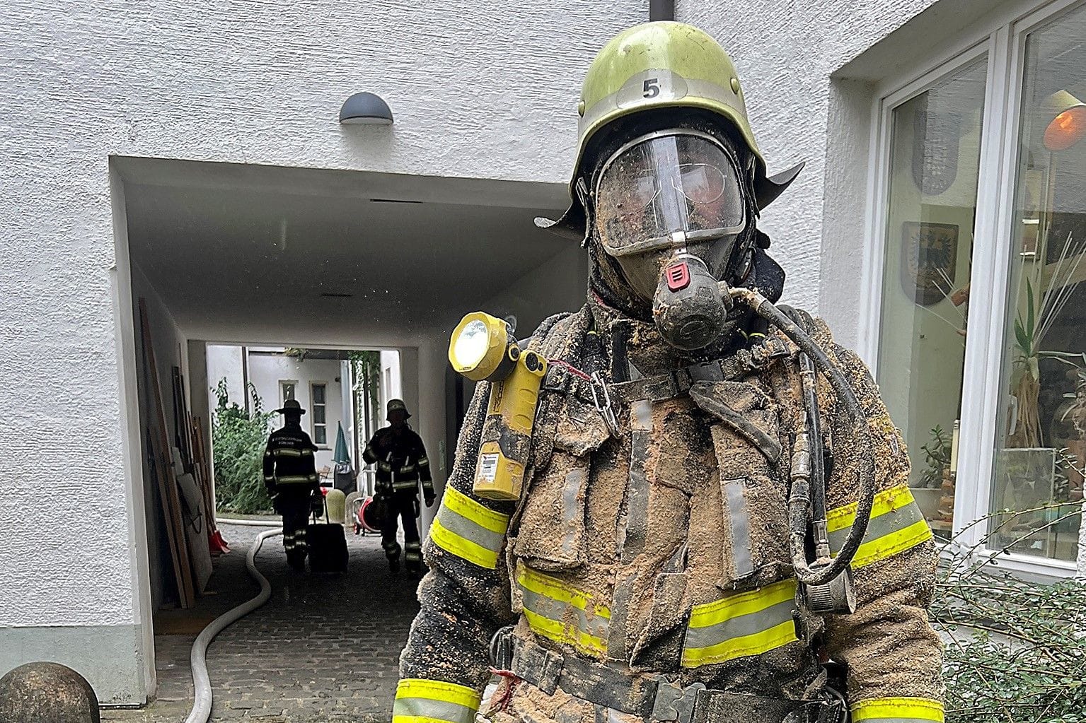 Völlig verschmutzt: Nach rund eineinhalb Stunden hatte die Feuerwehr den Brand gelöscht.