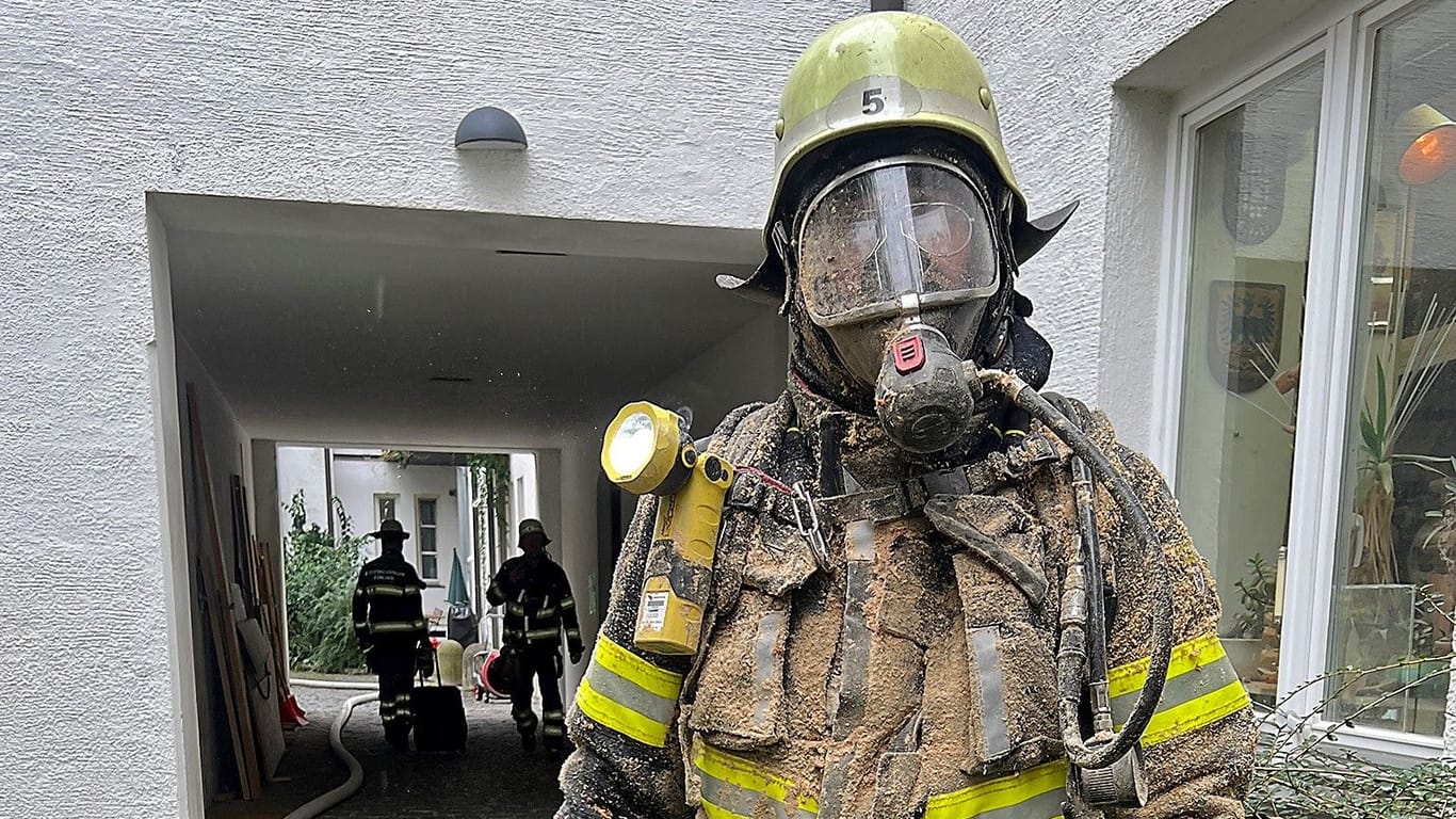 Völlig verschmutzt: Nach rund eineinhalb Stunden hatte die Feuerwehr den Brand gelöscht.