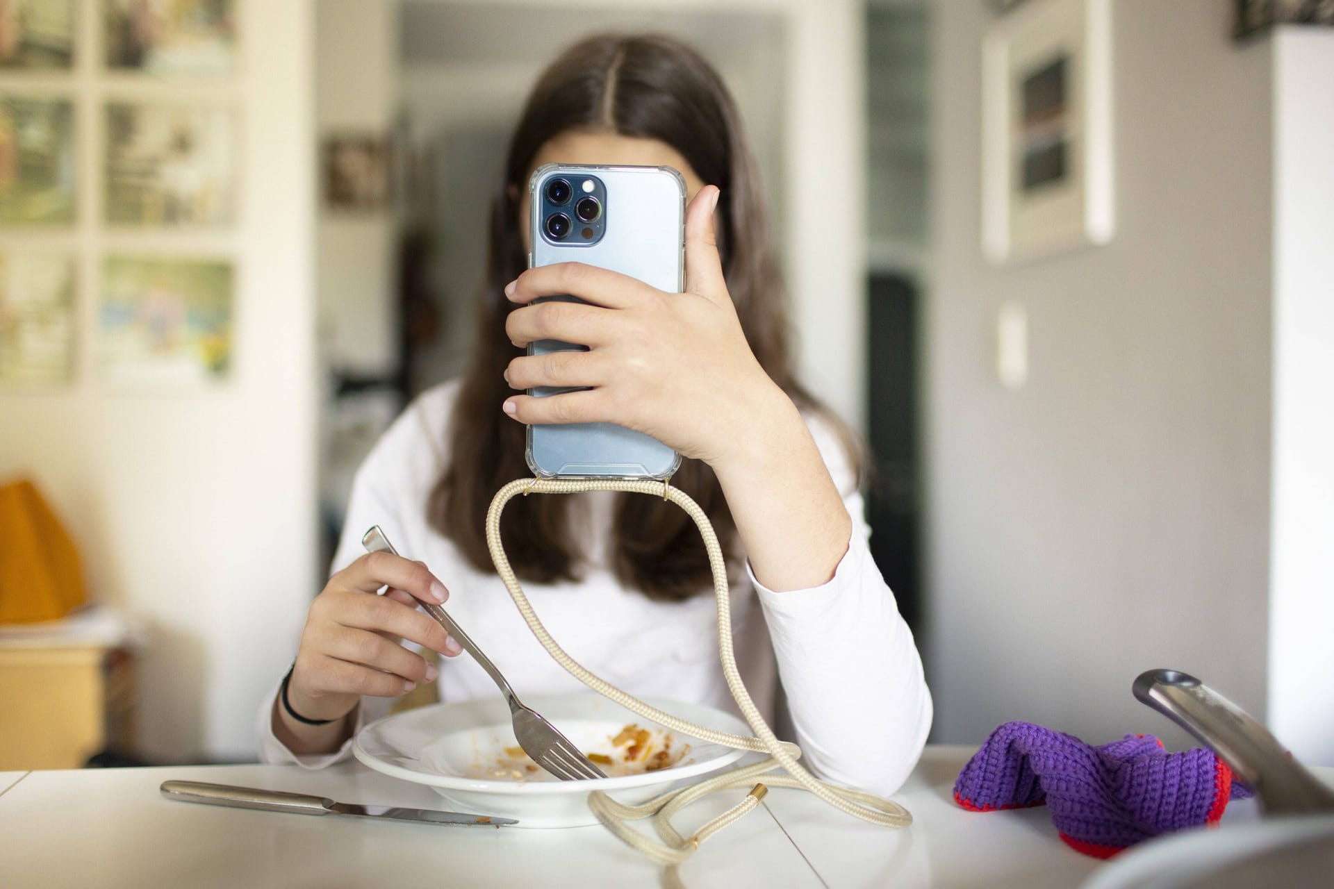 Auch beim Essen keine Pause: Viele Jugendliche sind ständig am Handy.