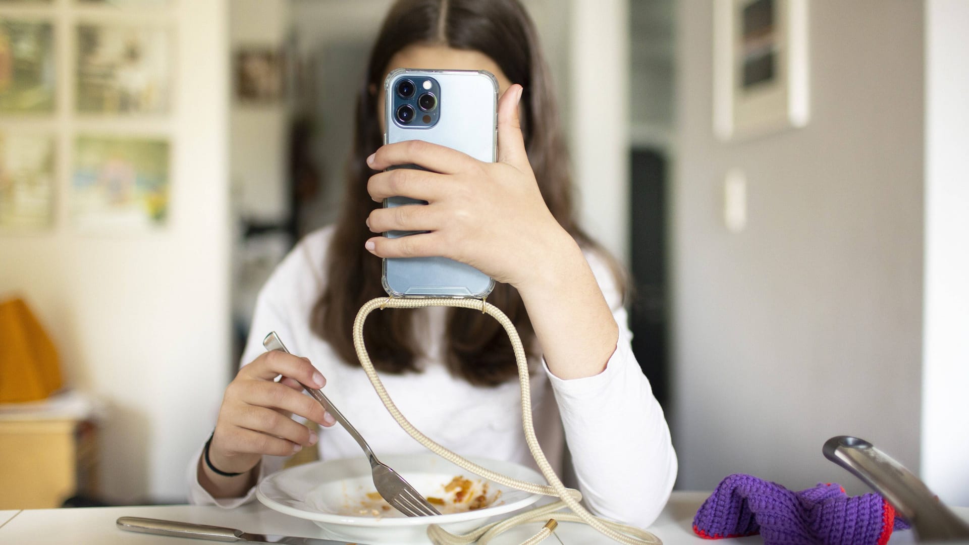 Auch beim Essen keine Pause: Viele Jugendliche sind ständig am Handy.