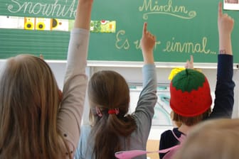 Kinder melden sich im Schulunterricht (Symbolbild): Eine neue Studie zeigt, wie die Bremer die Schulen im Land bewerten.