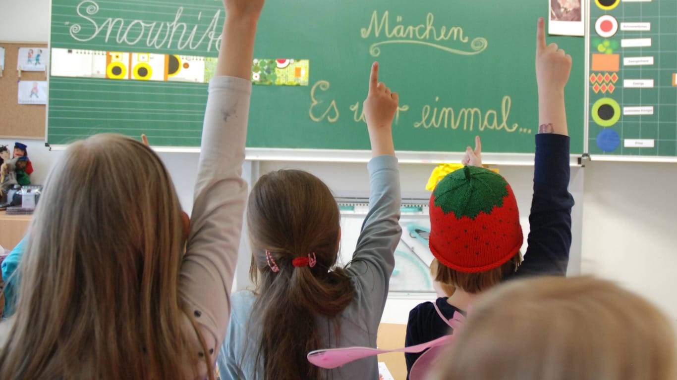 Kinder melden sich im Schulunterricht (Symbolbild): Eine neue Studie zeigt, wie die Bremer die Schulen im Land bewerten.