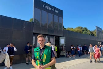 Julian Tanzer vor der Sanitätsstation der Wiesen: Er betont, dass sich die Gäste bislang beim Alkohol zurückhielten.