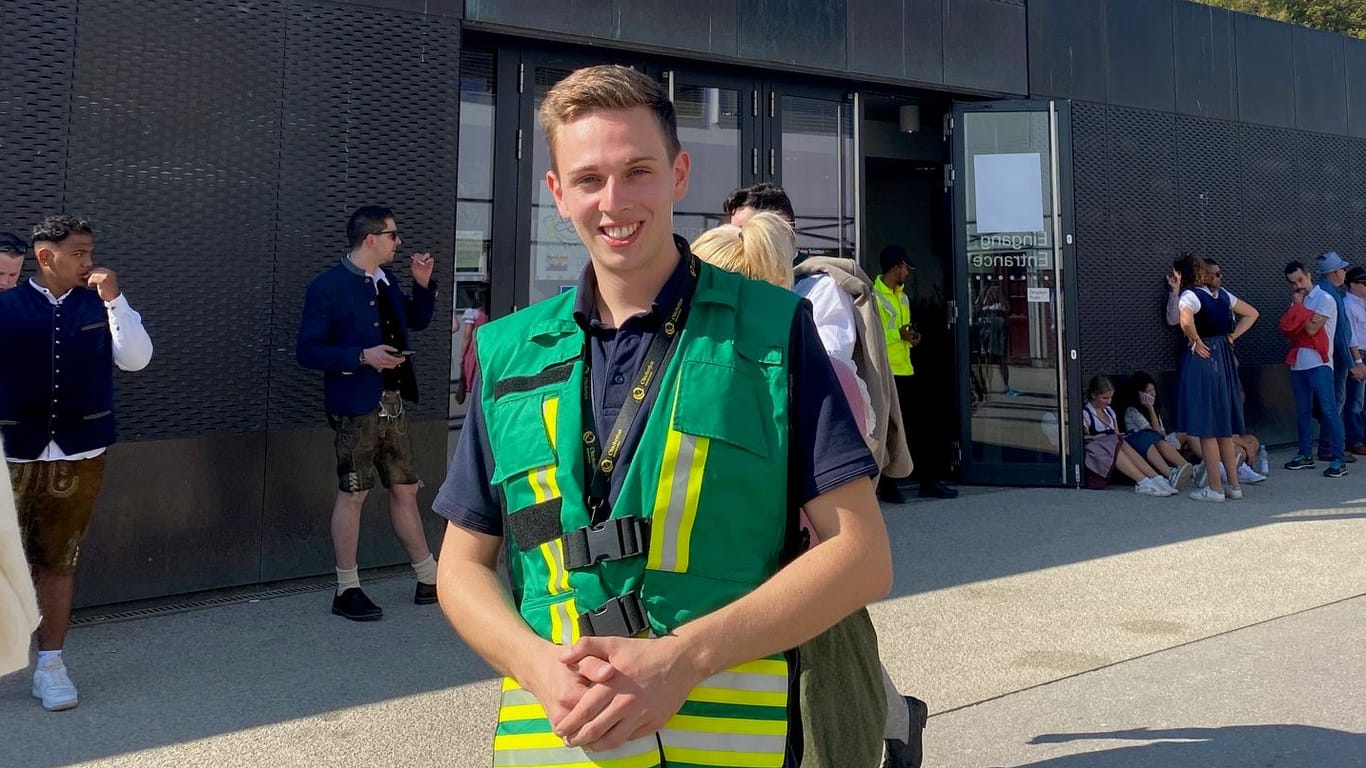 Julian Tanzer vor der Sanitätsstation der Wiesen: Er betont, dass sich die Gäste bislang beim Alkohol zurückhielten.