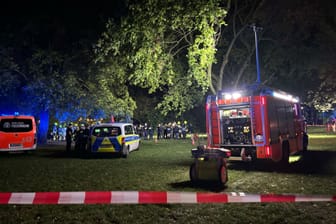 Einsatzkräfte am Dienstagabend an der Spree: Viele Fragen sind noch offen.