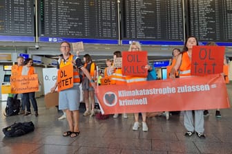 Protest der Letzten Generation am Flughafen Frankfurt am Main