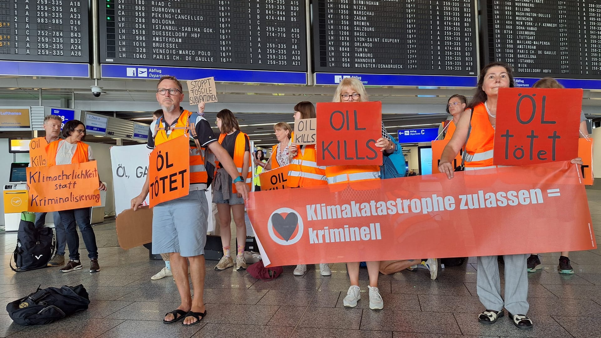 Protest der Letzten Generation am Flughafen Frankfurt am Main