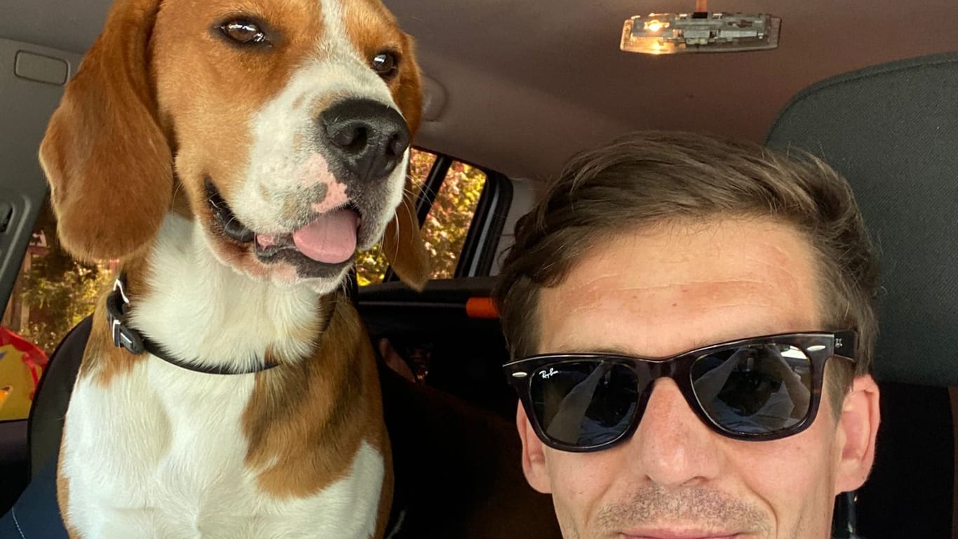 Petru Ivanov mit seinem Hund Pablo: Der Beagle wird seit dem 6. September 2024 vermisst.