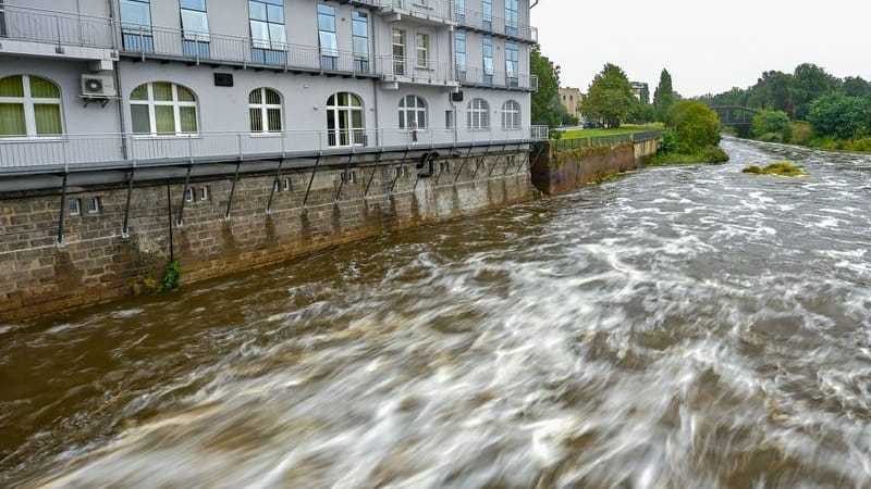 Der deutsch-polnische Grenzfluss Neiße im Stadtzentrum von Guben: An einigen Flüssen in Brandenburg könnte es in den kommenden Tagen zu Überschwemmungen kommen.