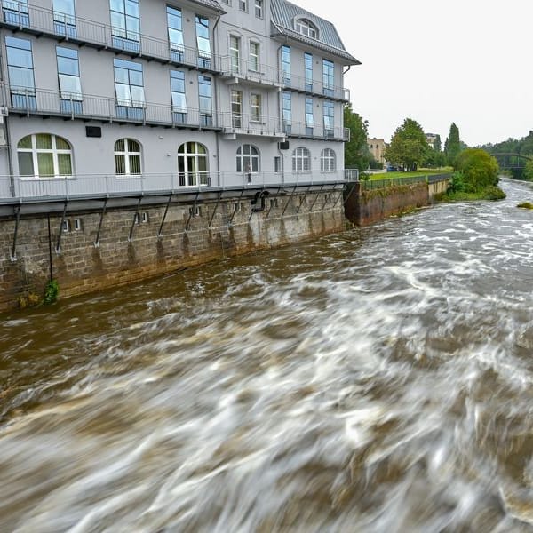 Der deutsch-polnische Grenzfluss Neiße im Stadtzentrum von Guben: An einigen Flüssen in Brandenburg könnte es in den kommenden Tagen zu Überschwemmungen kommen.