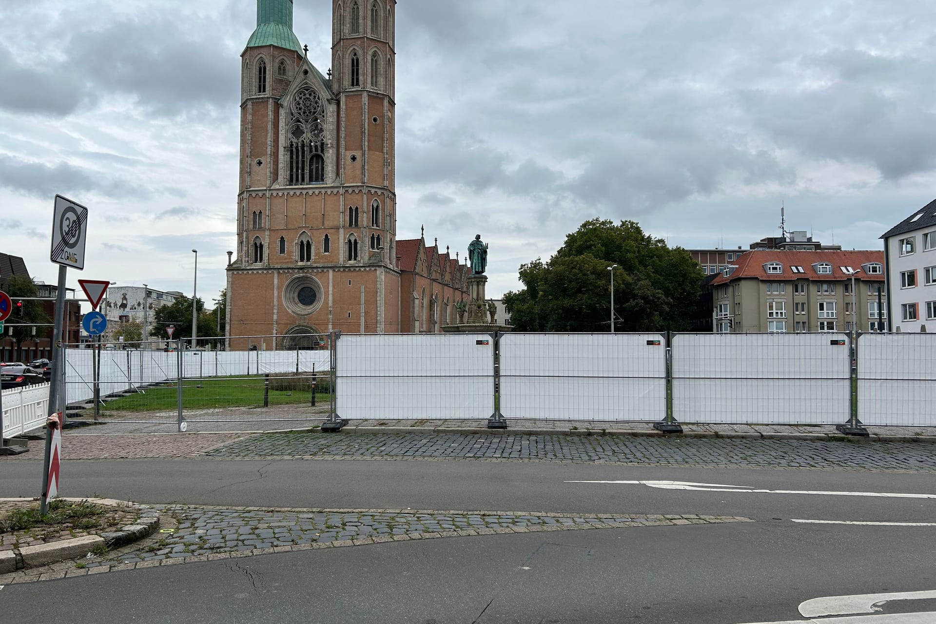 Große Baustelle am Hagenmarkt: Die innere Platzfläche um den Heinrichbrunnen ist abgesperrt.