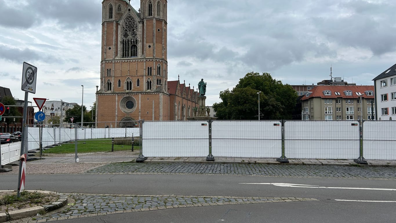 Große Baustelle am Hagenmarkt: Die innere Platzfläche um den Heinrichbrunnen ist abgesperrt.