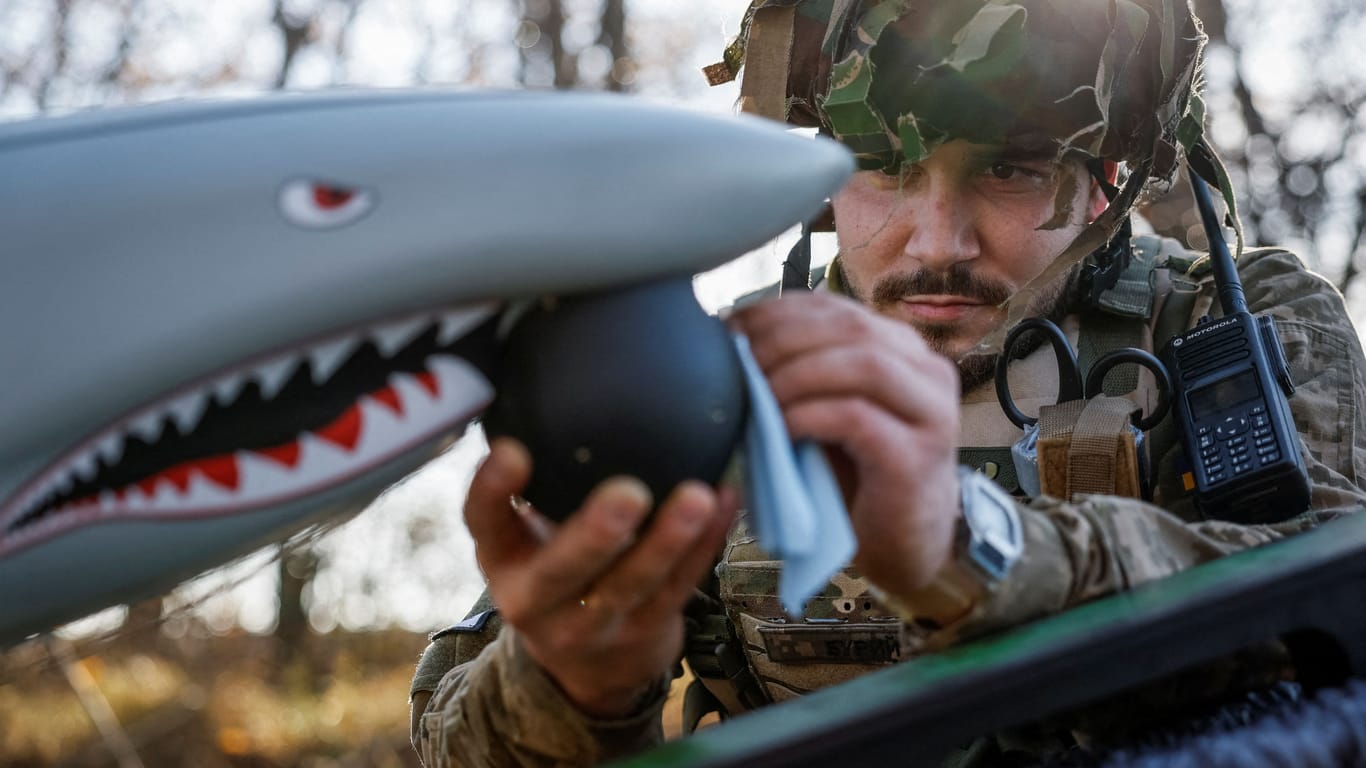 Ukrainischer Soldat mit Drohne (Symbolbild): Bald werden Künstliche Intelligenzen auf zahlreichen Gebieten eingesetzt.