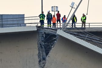 Arbeiter inspizieren die Einsturzstelle der Carolabrücke