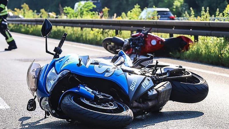 Zwei Motorräder sind an einer Unfallstelle zu sehen (Symbolbild): Auf der A3 ereignete sich ein Motorradunfall.