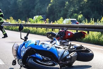 Zwei Motorräder sind an einer Unfallstelle zu sehen (Symbolbild): Auf der A3 ereignete sich ein Motorradunfall.